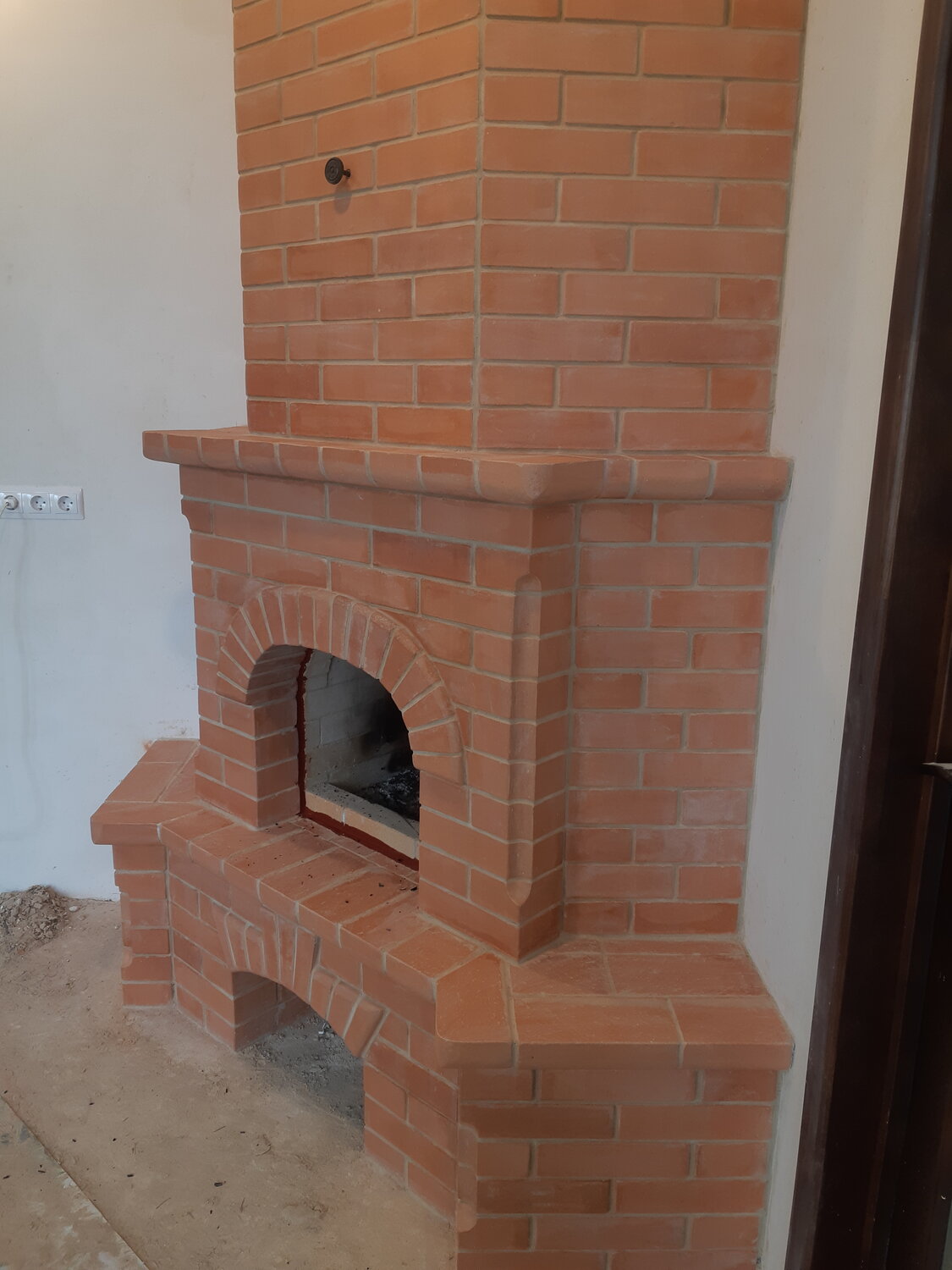 печь с камином, кирпичная печь камин, камины из кирпича для дома, печь с камином и плитой из кирпича, камин из кирпича