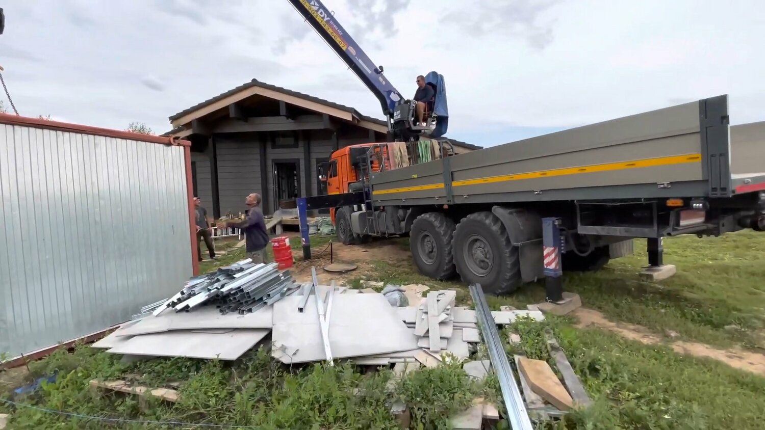 полуприцеп маз 975800, камаз кму бортовой 6м, кран-манипулятор рм 15523, бортовой камаз-65117 с кму dongyang ss1926, манипулятор камаз