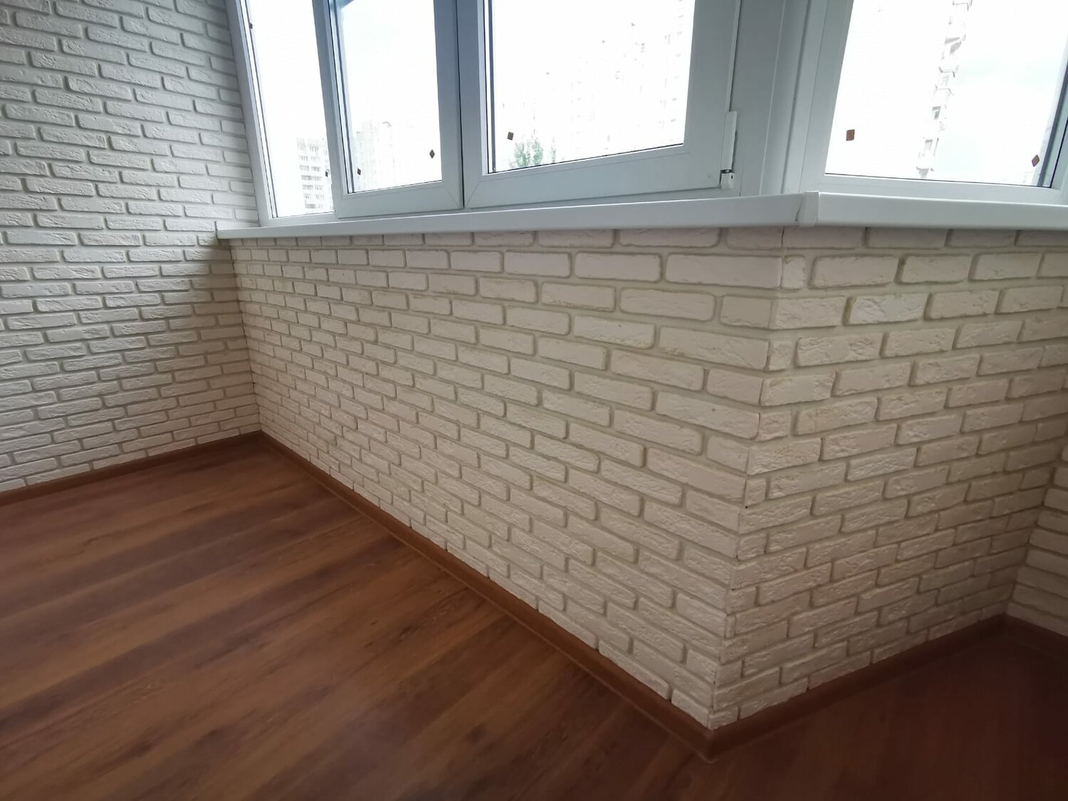 отделка балкона плиткой под кирпич, отделка балкона панелями под кирпич, отделка балкона декоративным кирпичом, отделка балкона плиткой, лоджия отделка