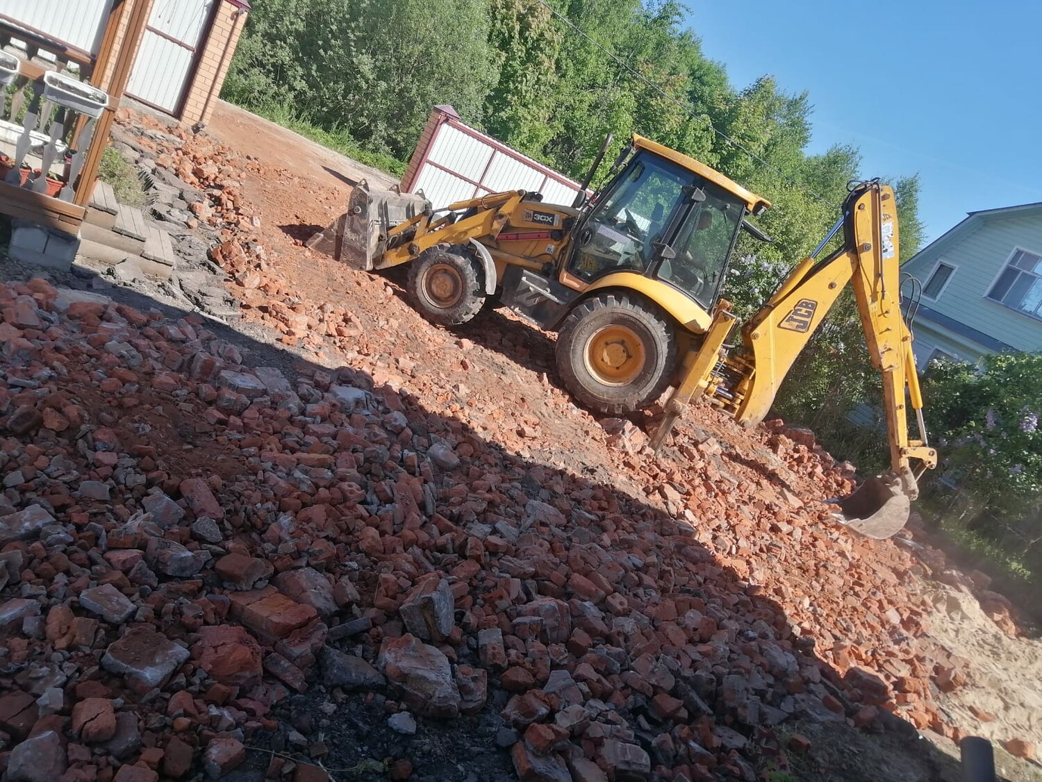 щебень, щебень из гравия, экскаватор погрузчик jcb копает, экскаватор погрузчик, техника