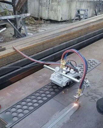 газовая резка металла, рельс с магнитами для резки металла газорезательной машиной, газорезательная машина cg1-30k, газорезательная машина cg1-30, газорезательная машина