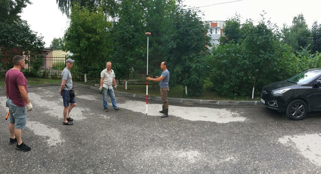 автомобиль, двор, на дороге, стоянка возле школы, загородная дорога