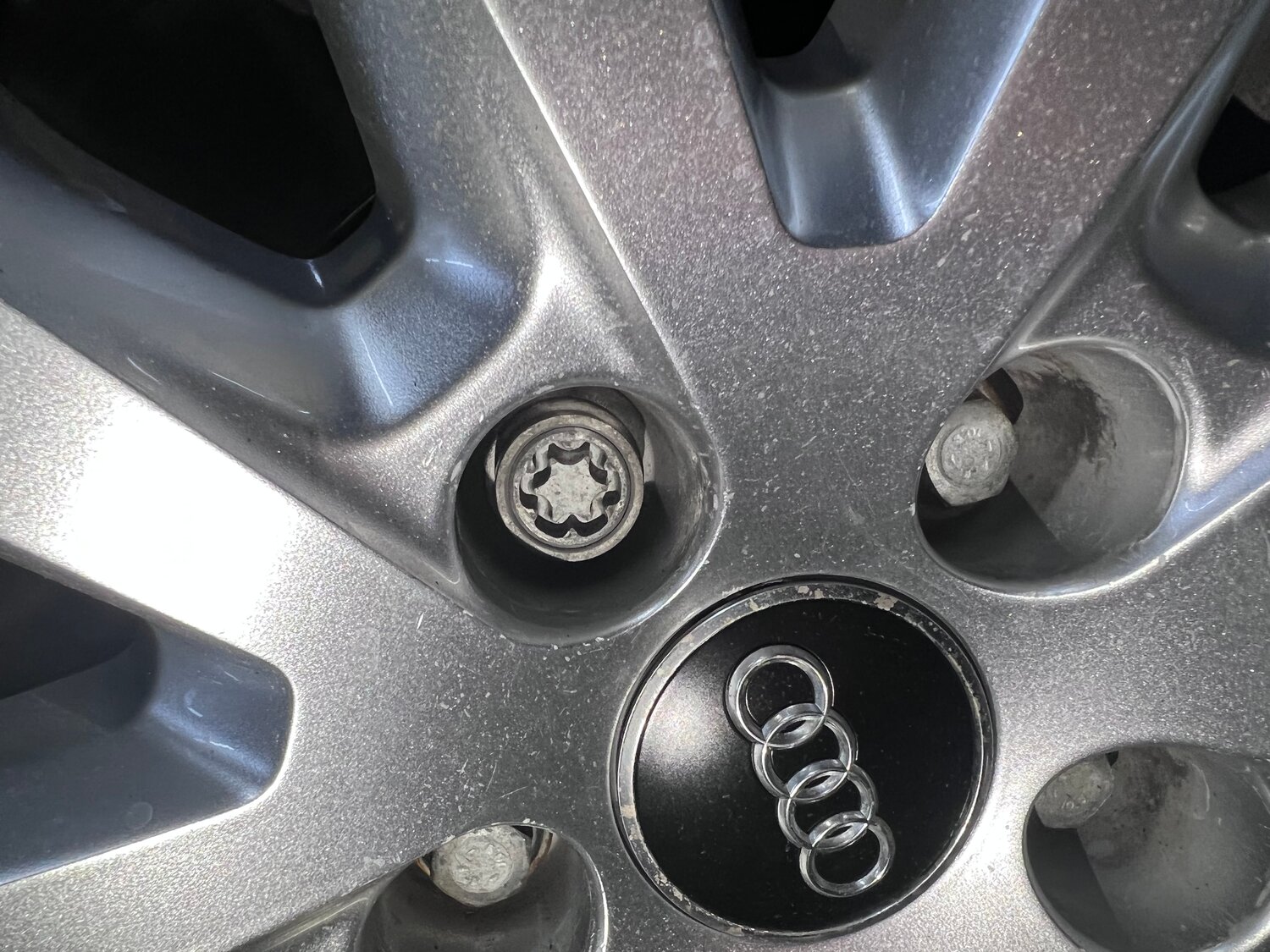 заглушка диска 69 мм audi, заглушки колесных болтов ауди а3, колпачок колесного болта q7, audi a4 b8 оригинальные диски, заглушки дисков ауди ромашки