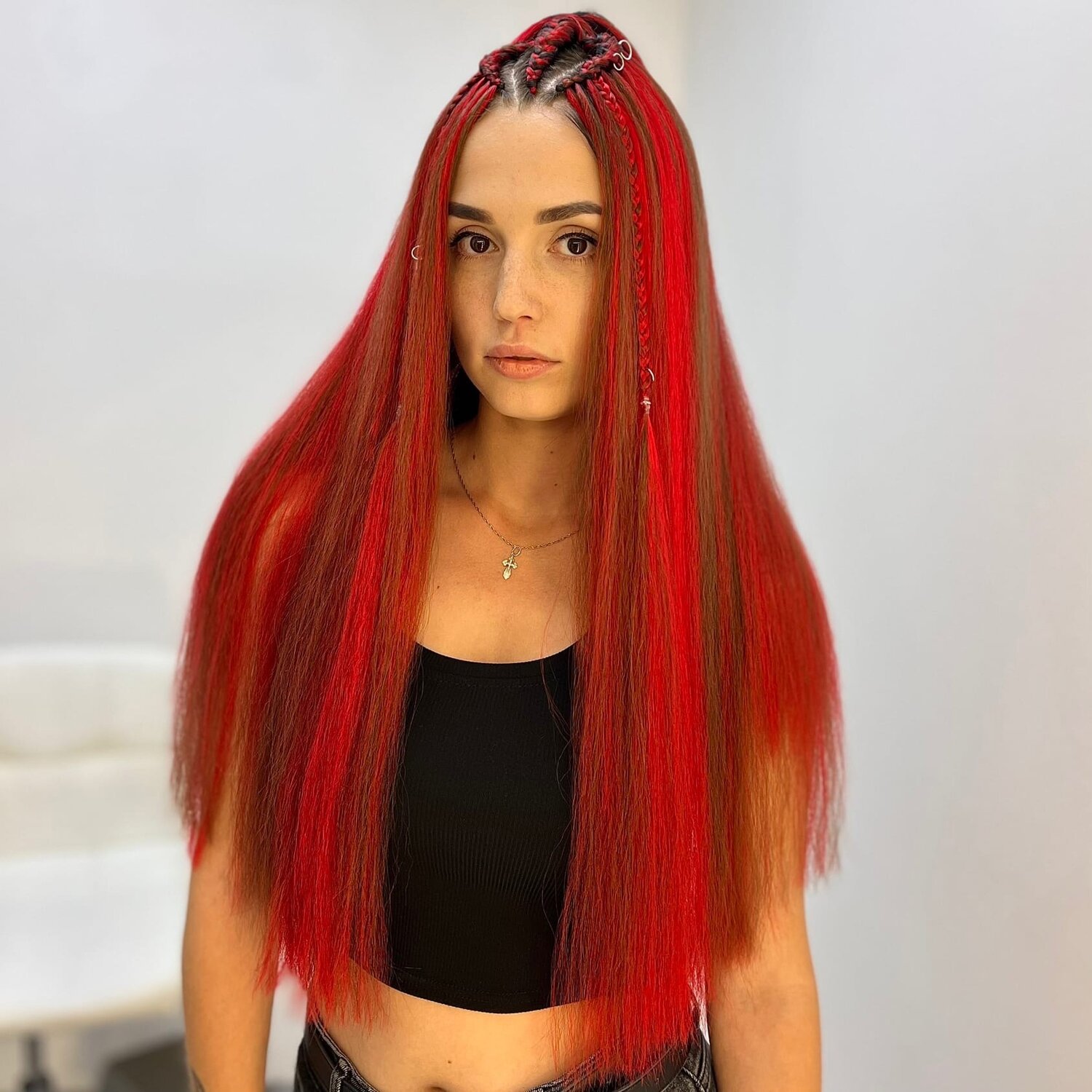 девушка, длинный волосы, парик длинный красно-черный, волосы, прическа водопад с канекалоном