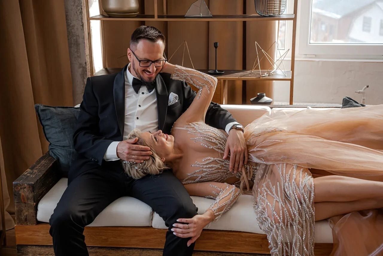 девушка, под платьем невесты, свадьба, келли престон maroon 5, красивая пара