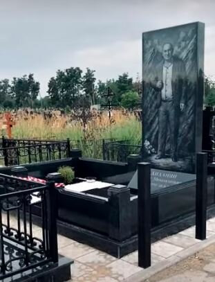элитные памятники, памятники на могилу, памятники надгробия, гранитный памятник, мужские памятники на кладбище