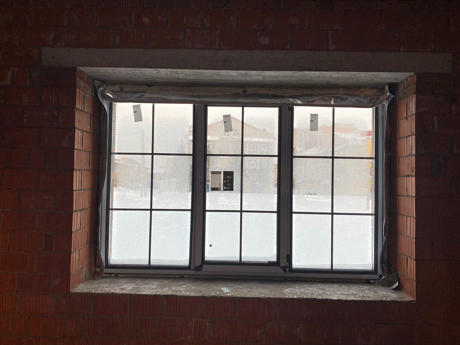 окно, классический форточка окно, окно с решеткой, окна пластиковые, старое окно