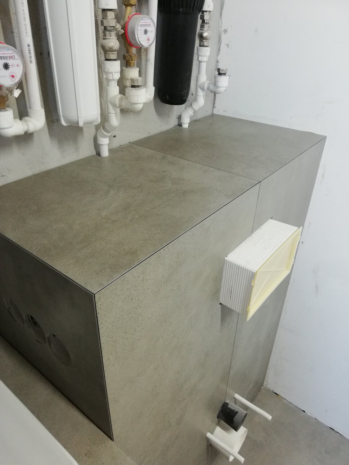 переход кафель краска, ремонт ванной, ванная комната, защитный экран под газовый котел 600x1000, фотографии ремонта в ванной своими силами