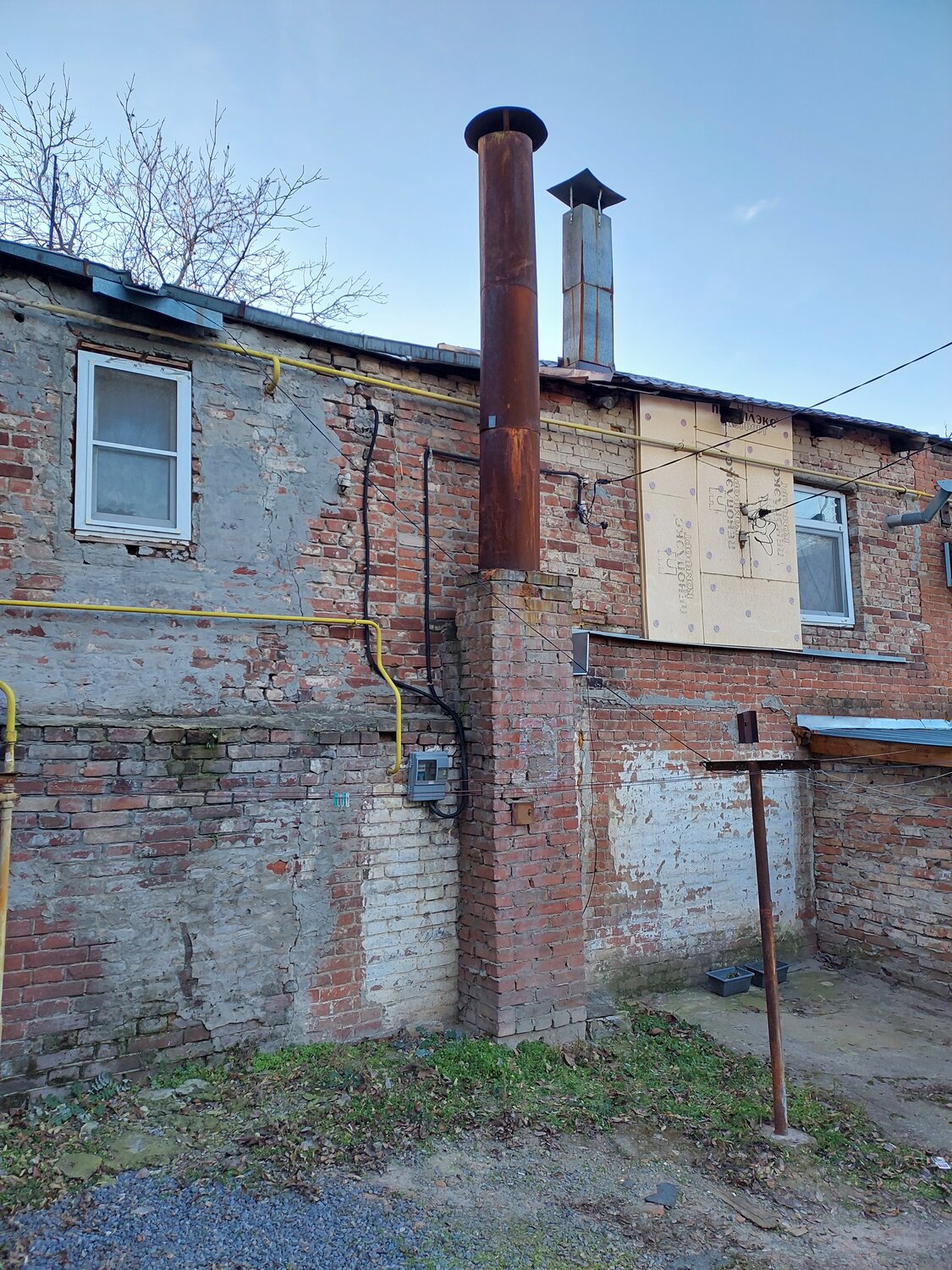кирпичный гараж, заброшенные гаражи, дом в селе, дом городской, кирпичное здание
