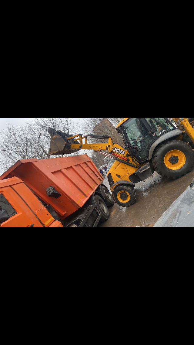экскаватор-погрузчик jcb грузит на самосвал, jcb 3cx экскаватор погрузчик грузит самосвал, услуги экскаватора погрузчика, спецтехника экскаватор, спец техника