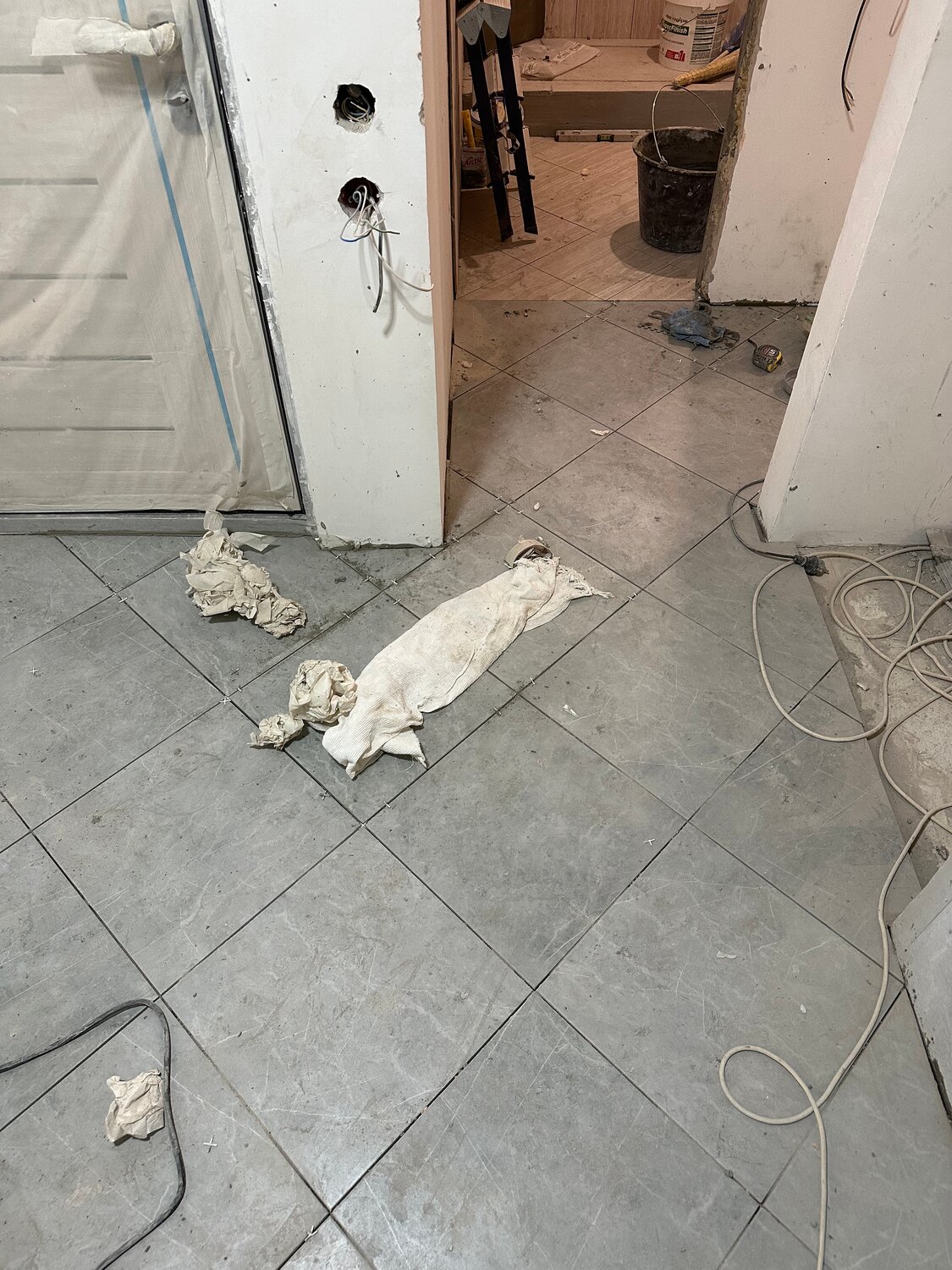 интерьер, квартира, дверь квартиры, плитка в подъезде, квартира с отделкой