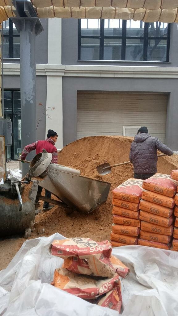 на стройке, строительный, строительство, полусухая стяжка пола песок, строительные материалы