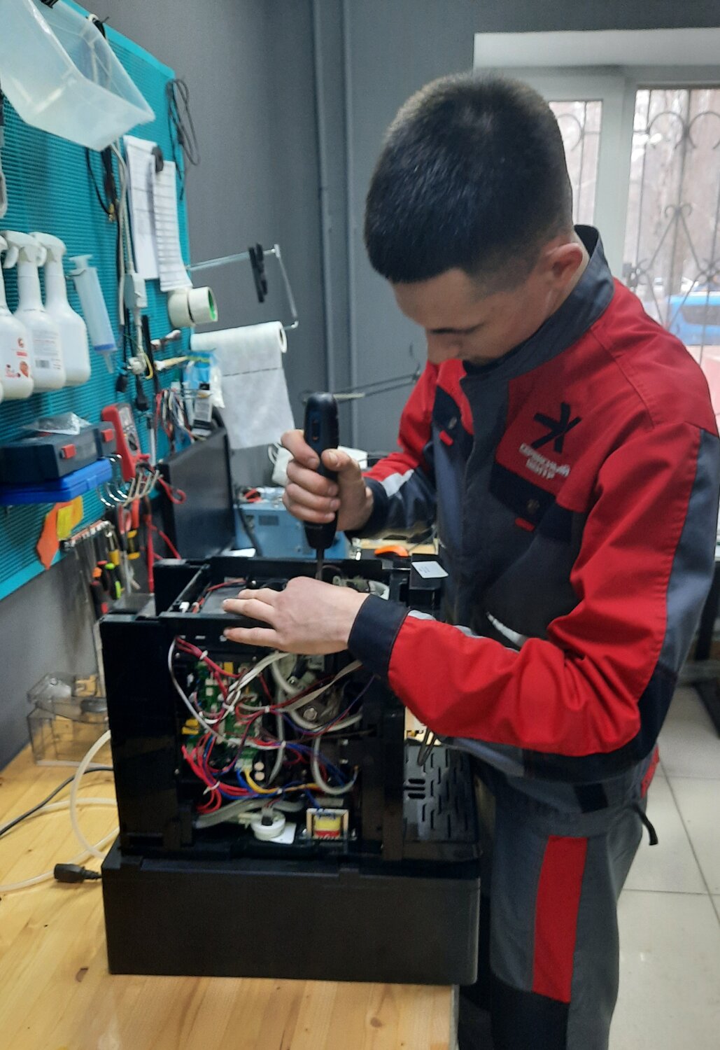 молодые профессионалы worldskills russia 2021, электромонтер по ремонту и обслуживанию электрооборудования, электромонтёр по ремонту и обслуживанию, техническое обслуживание, наладчик