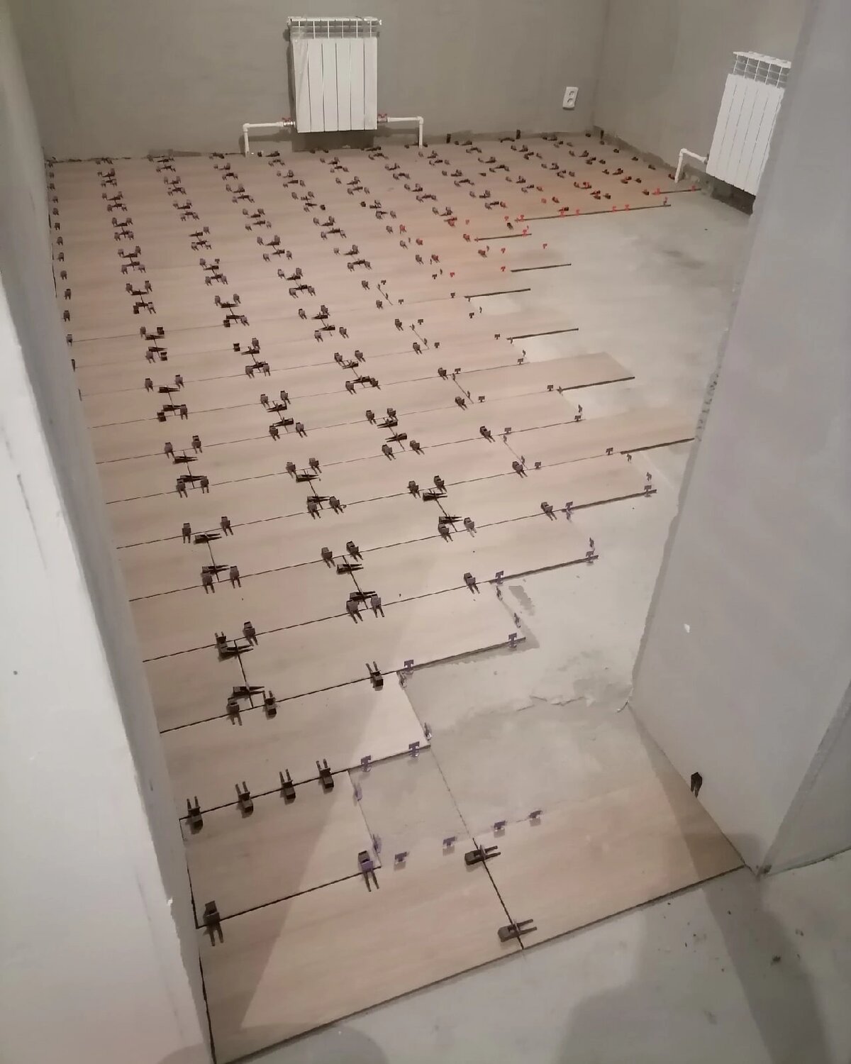 укладка плитки, системы выравнивания плитки, выравнивание плитки, плитка, укладка керамогранита мастер