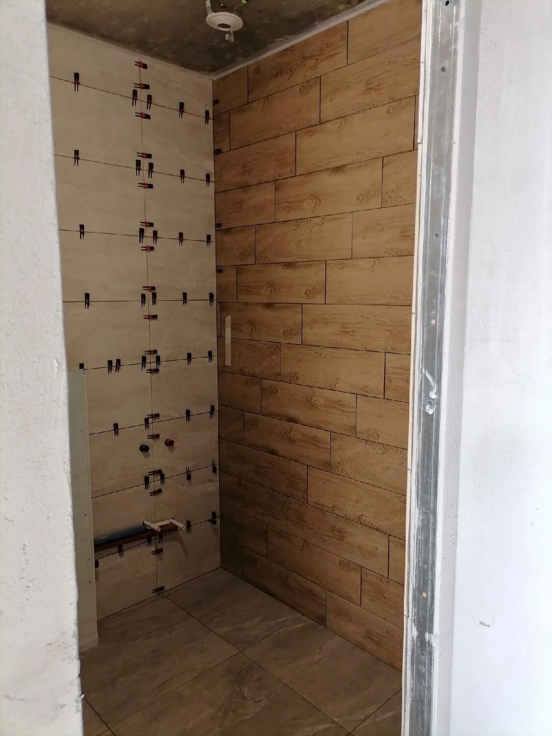 укладка плитки, укладка плитки на стену, плитка на стену, отделка квартир, душевая из плитки в деревянном доме