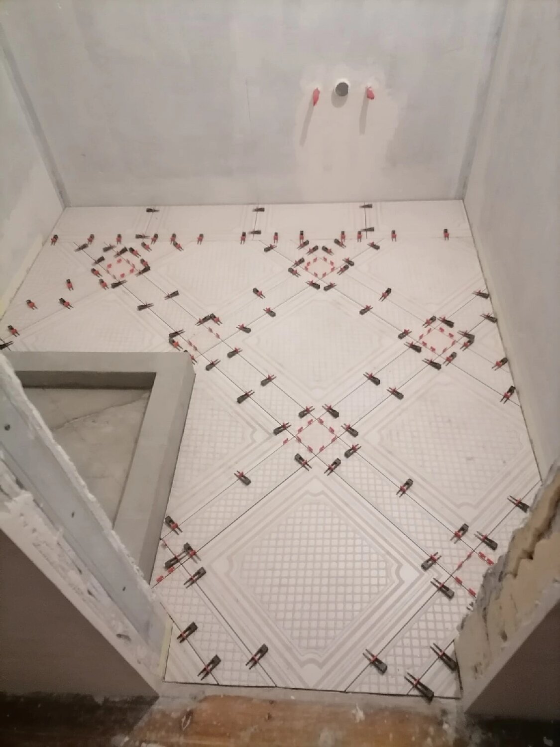 укладка плитки со смещением, плитка на пол, класть плитку на пол, укладка плитки, укладка керамической плитки