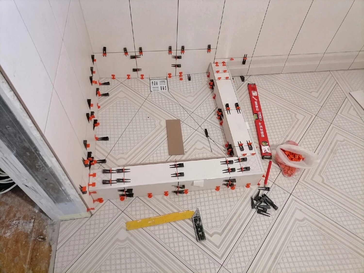 системы выравнивания плитки, укладка керамической плитки, укладка плитки на пол, укладка плитки, выравнивание плитки