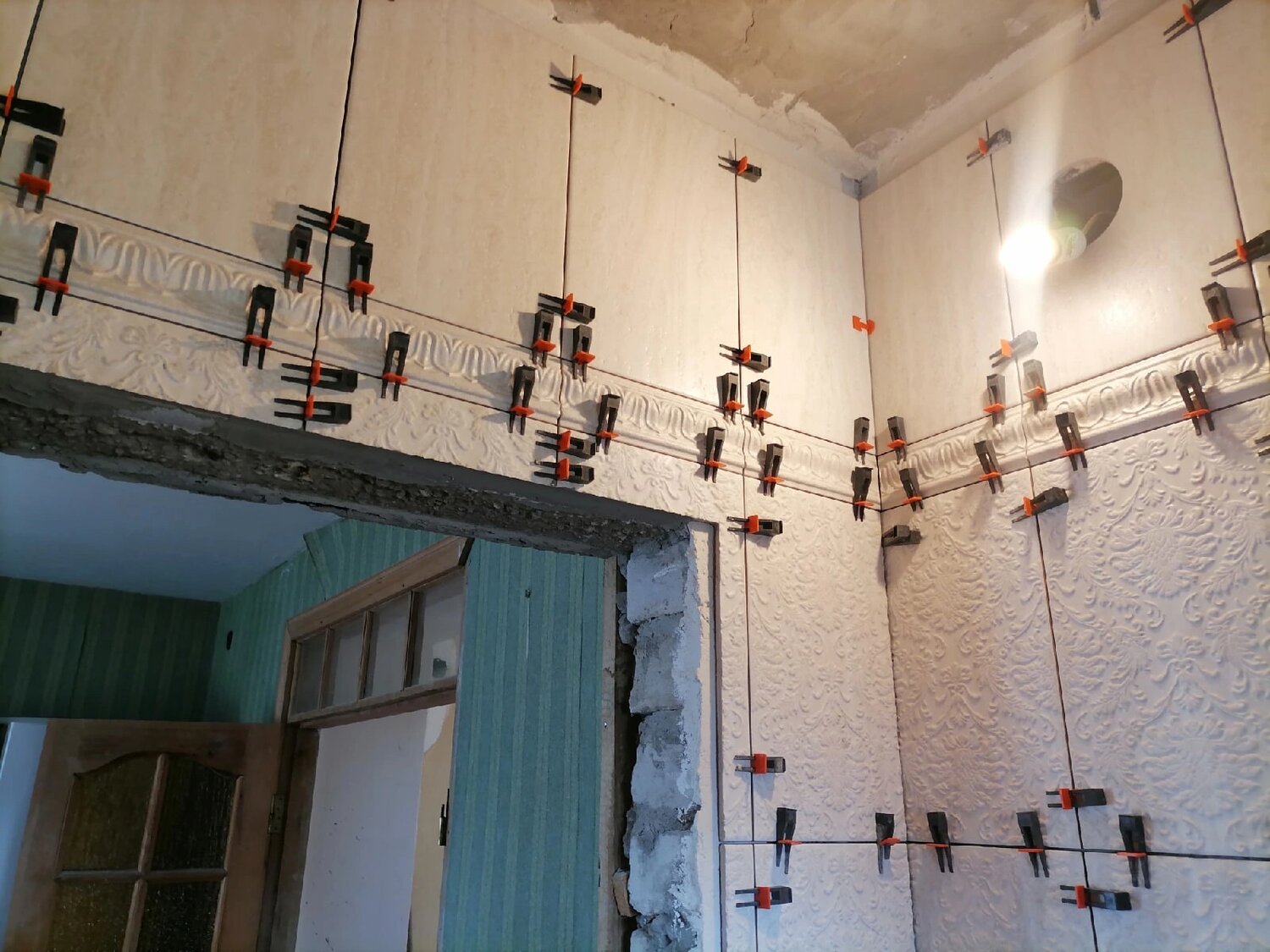 системы выравнивания плитки, система выравнивания плитки свп, интерьер, крепёж для плитки на стену, укладка плитки на стену