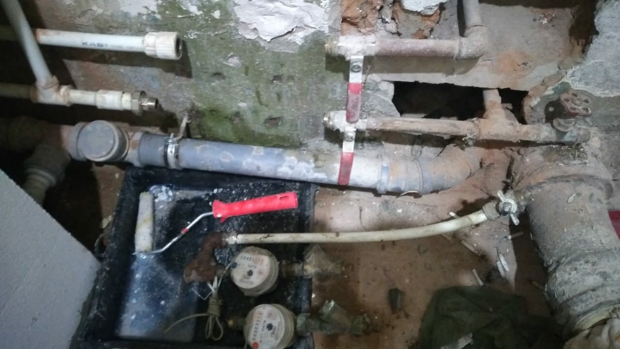 канализационная труба в хрущевке, стояки водоснабжения, стояк отопления, канализационные трубы в хрущевках, замена канализационных труб в квартире