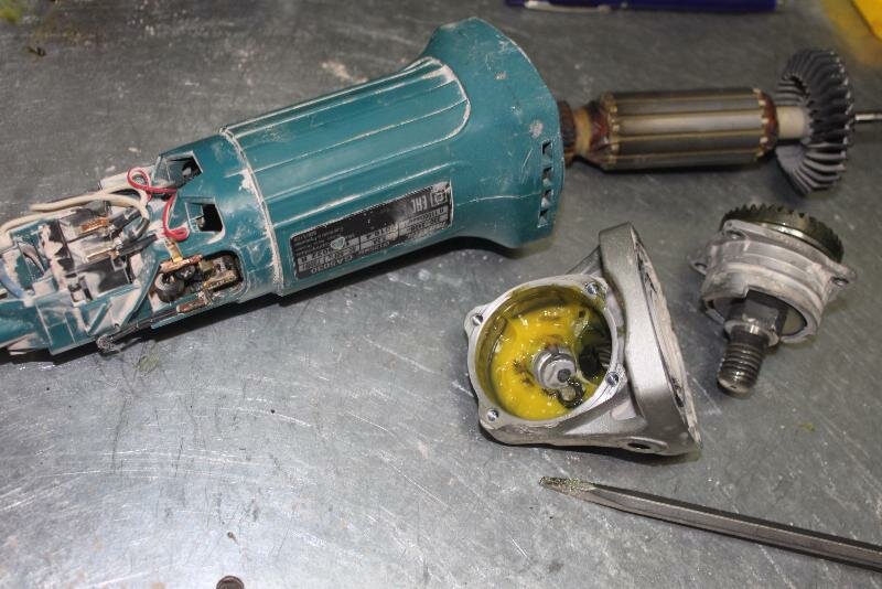 сломанный редуктор болгарки бош, макита болгарка 5030 разобранная, редуктор болгарки, редуктор от болгарки, редуктор на ушм макита 125