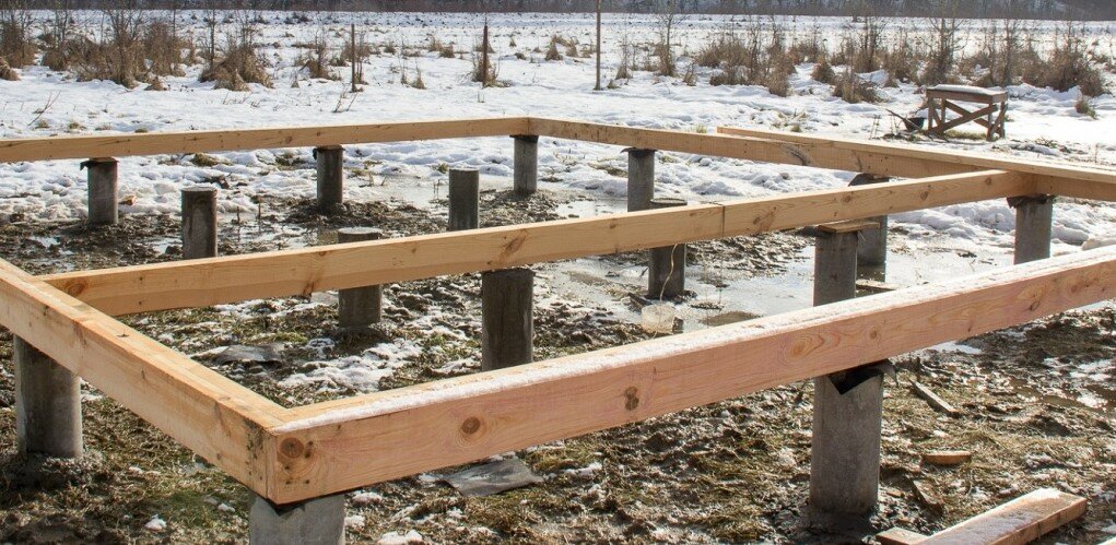 ростверк из бруса 150х150, обвязка фундамента на винтовых сваях, фундамент на сваях для частного дома, столбчатый фундамент 2000 3000, фундамент на жб сваях