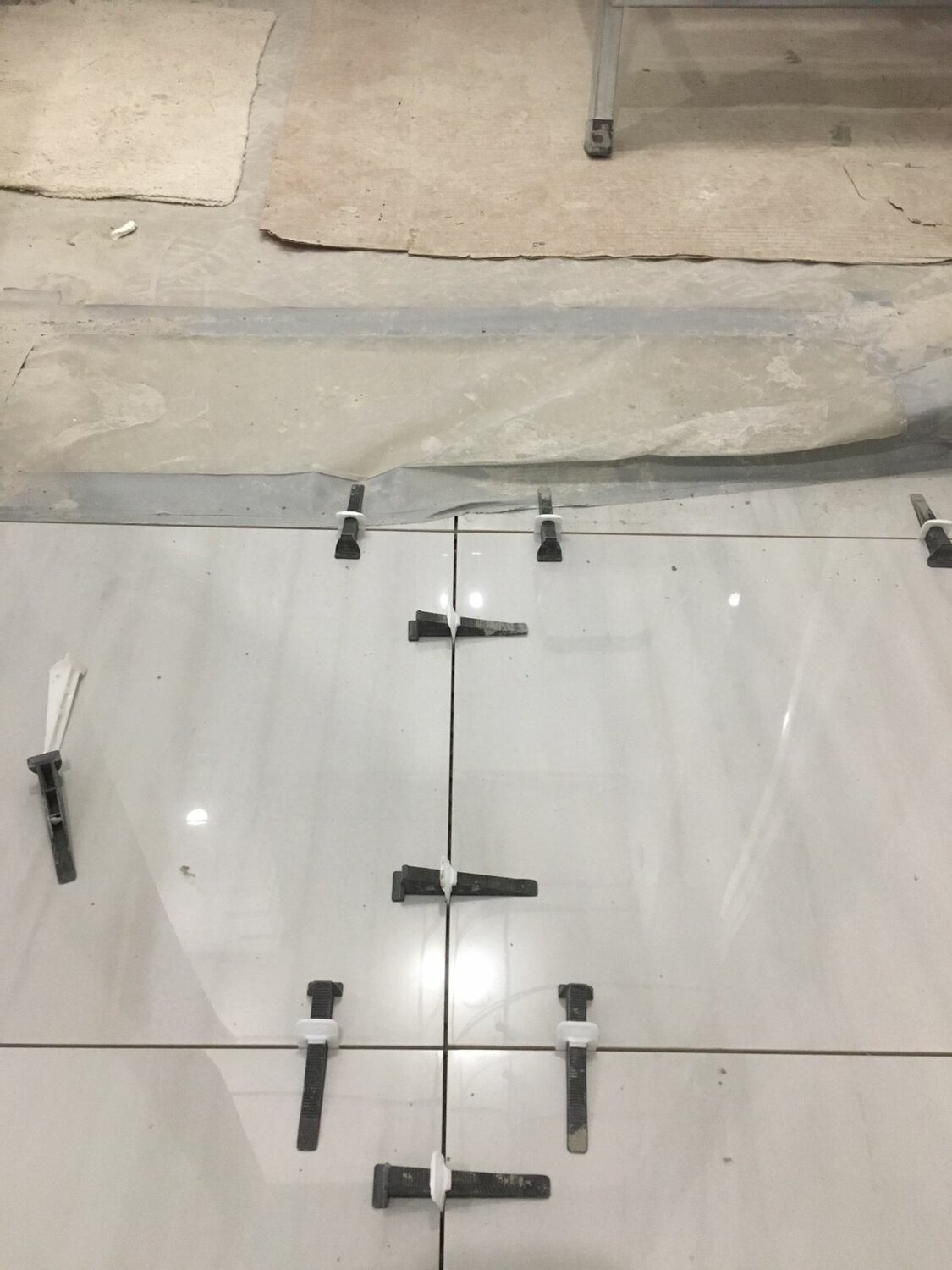 выравнивание плитки, деталь, крестики для керамогранита 600х600, укладка плитки на пол, укладка плитки