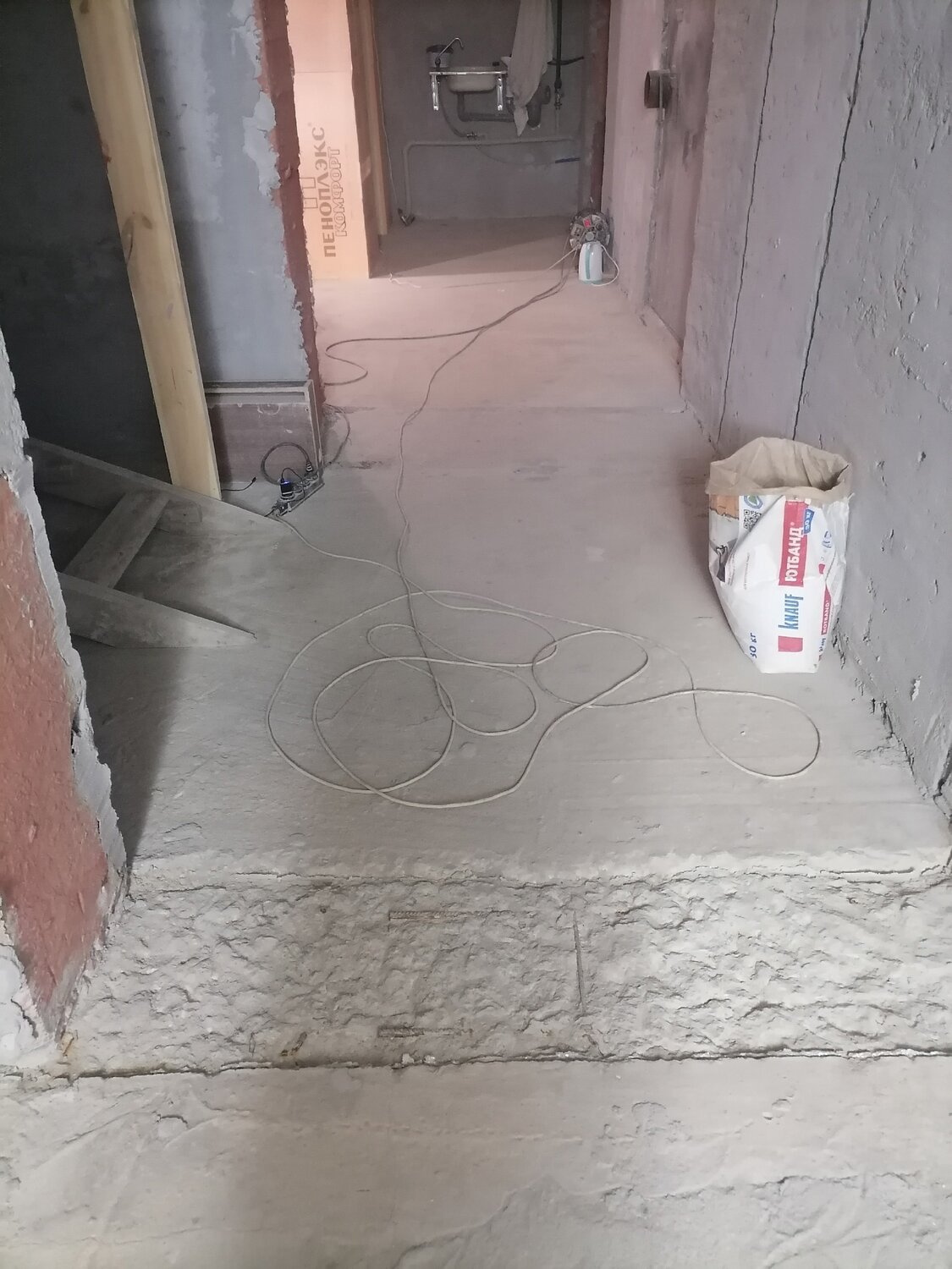 стяжка пола, стяжка пола в квартире, устройство стяжки пола, полусухая стяжка пола, полусухая стяжка