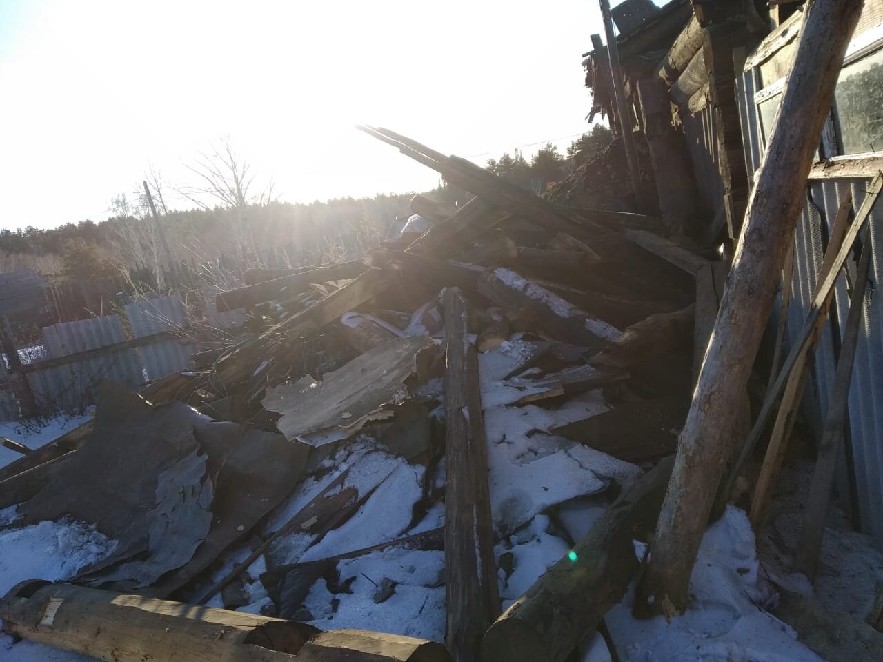 в деревне, деревянный дом, сгоревшие дома, пожар, горящий дом