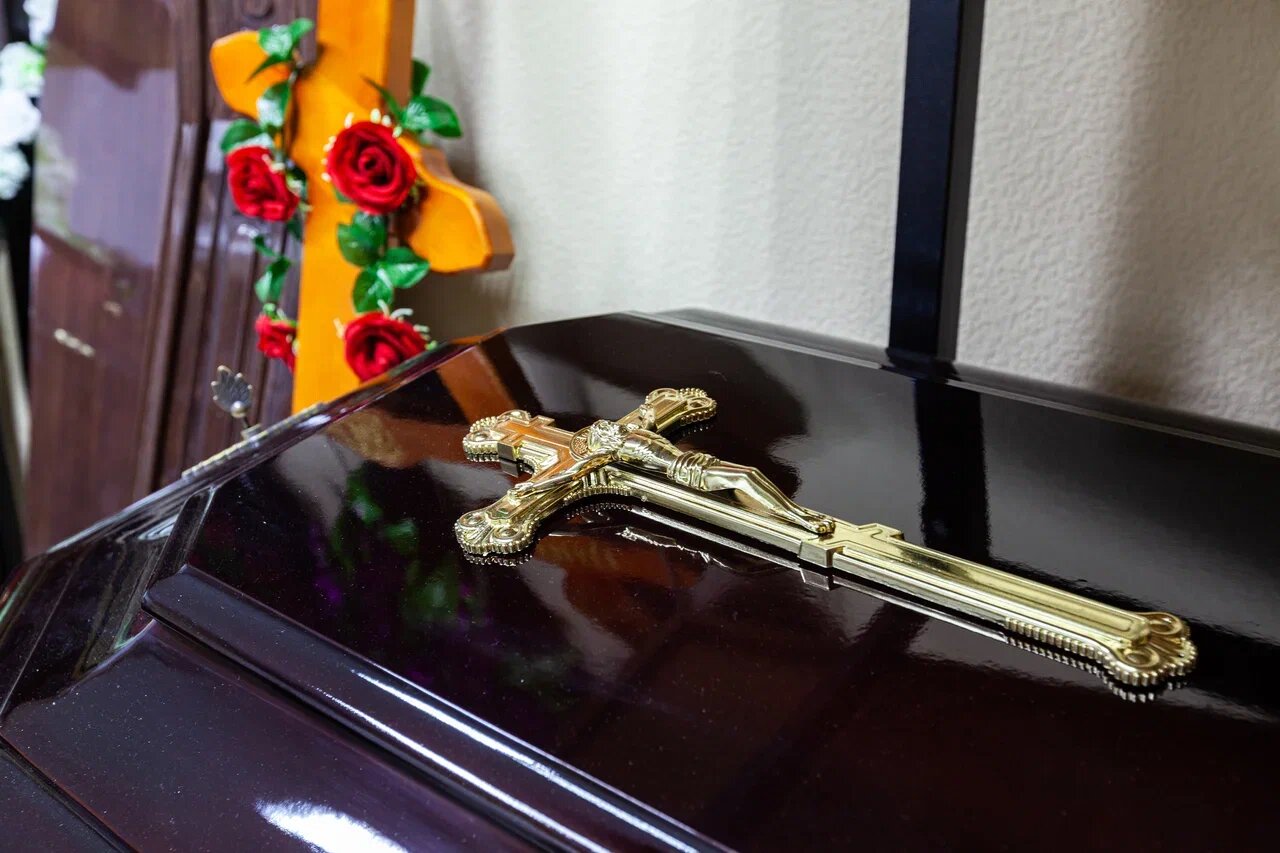 гроб с крестом, ритуальные услуги, крест, элитный гроб, ритуальные товары