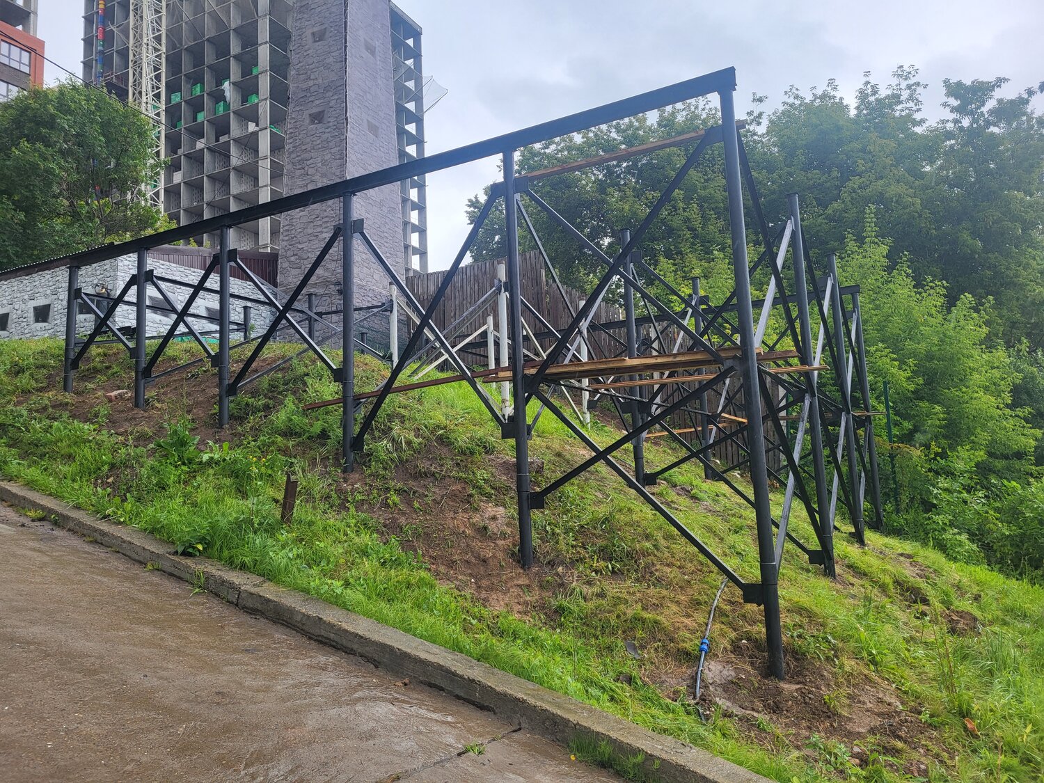 винтовая свая для забора, лестница на винтовых сваях на склоне, откатные ворота на винтовых сваях, винтовые сваи для фундамента, металлоконструкции на винтовых сваях