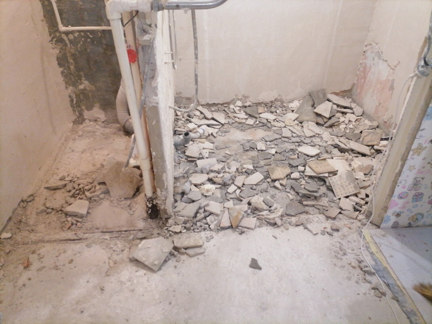 демонтаж пола, демонтаж сантехкабины в панельном доме, ремонт ванной, демонтаж поддона сантехкабины, демонтаж стяжки