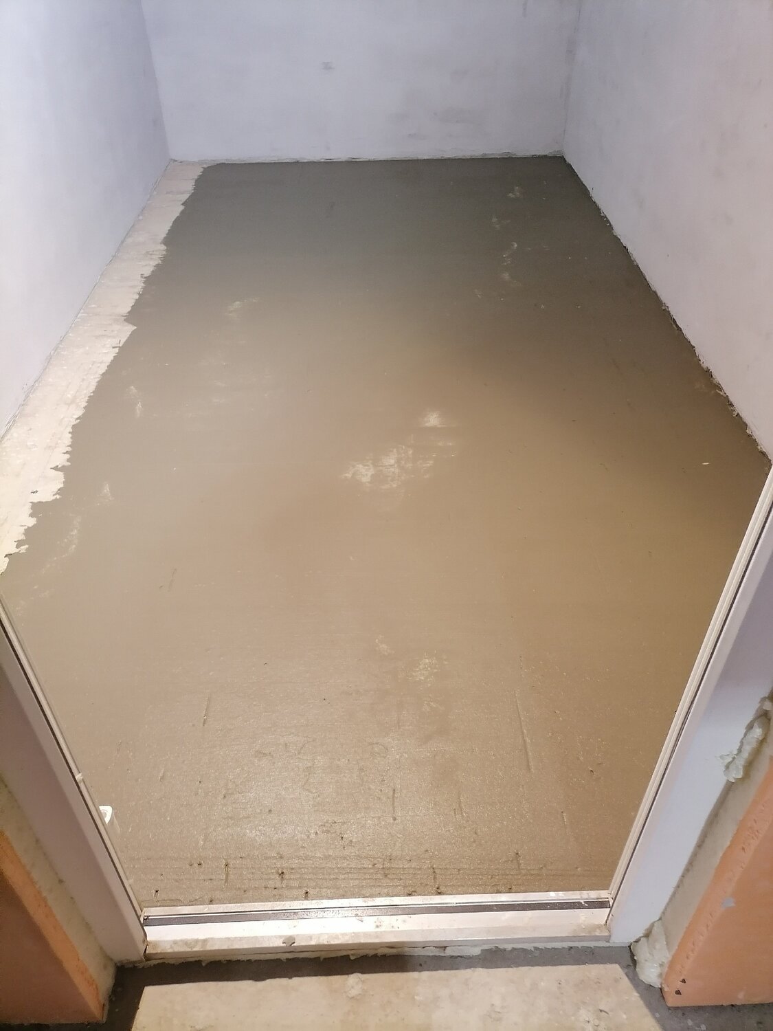 стяжка пола, стяжка пола в квартире, полусухая стяжка пола, стяжка пола в ванной, маяки для стяжки пола