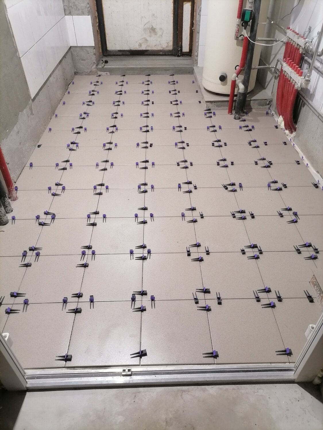 укладка плитки, плитка, плитка на пол, укладка кафеля, выравнивание плитки