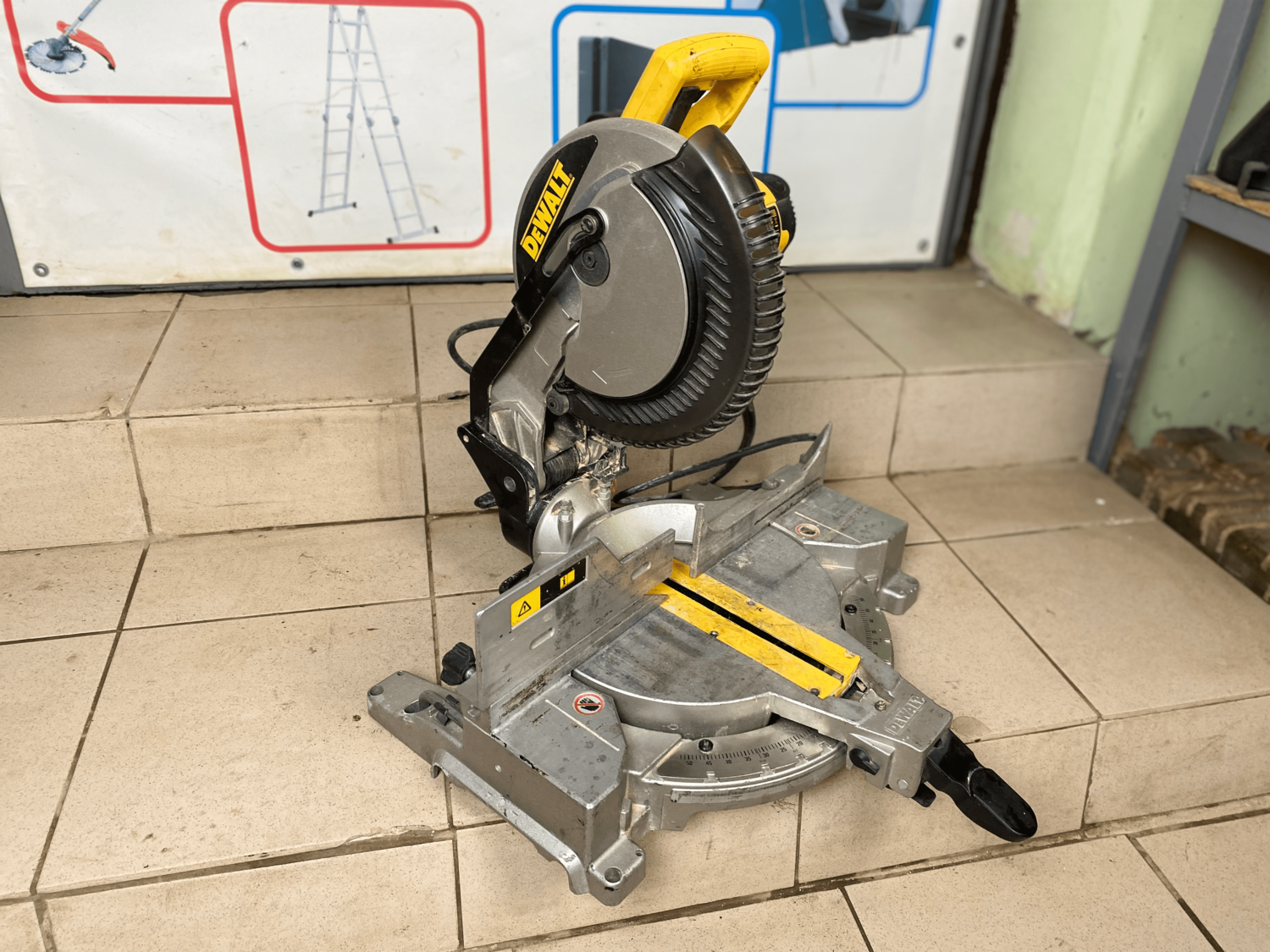 торцовочная пила dewalt, торцовочная пила dewalt dw713, торцовочная пила dewalt dws713, торцовочная пила stanley sm16, пила торцовочная