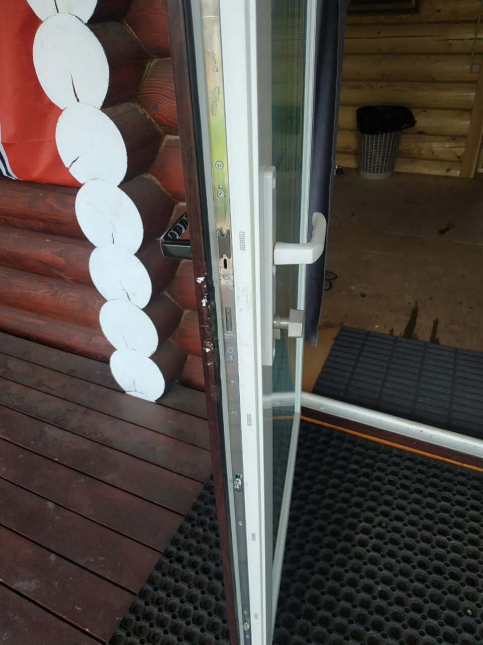 многозапорный замок для входной двери пвх, пластиковые окна двери, фурнитура балконной двери пвх veka, пластиковая дверь, замок roto многозапорный для пластиковой двери