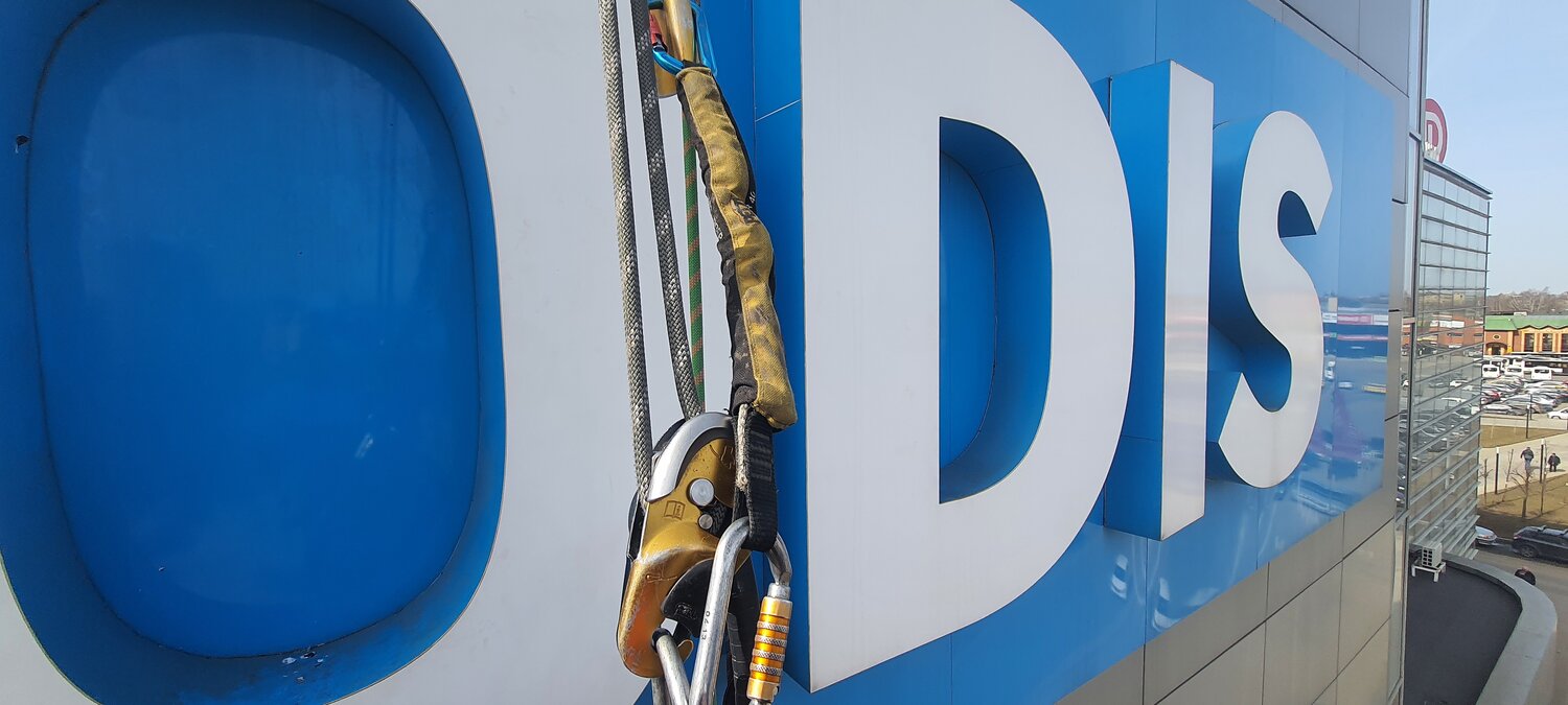 спусковое устройство rig, монтаж вывески, механический прусик petzl zigzag, текст, спусковое устройство