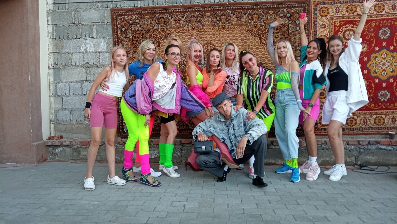 стиль девяностых, в стиле 90 х, стиль 90, вечеринка в стиле 90 х, стиль 90 х одежда