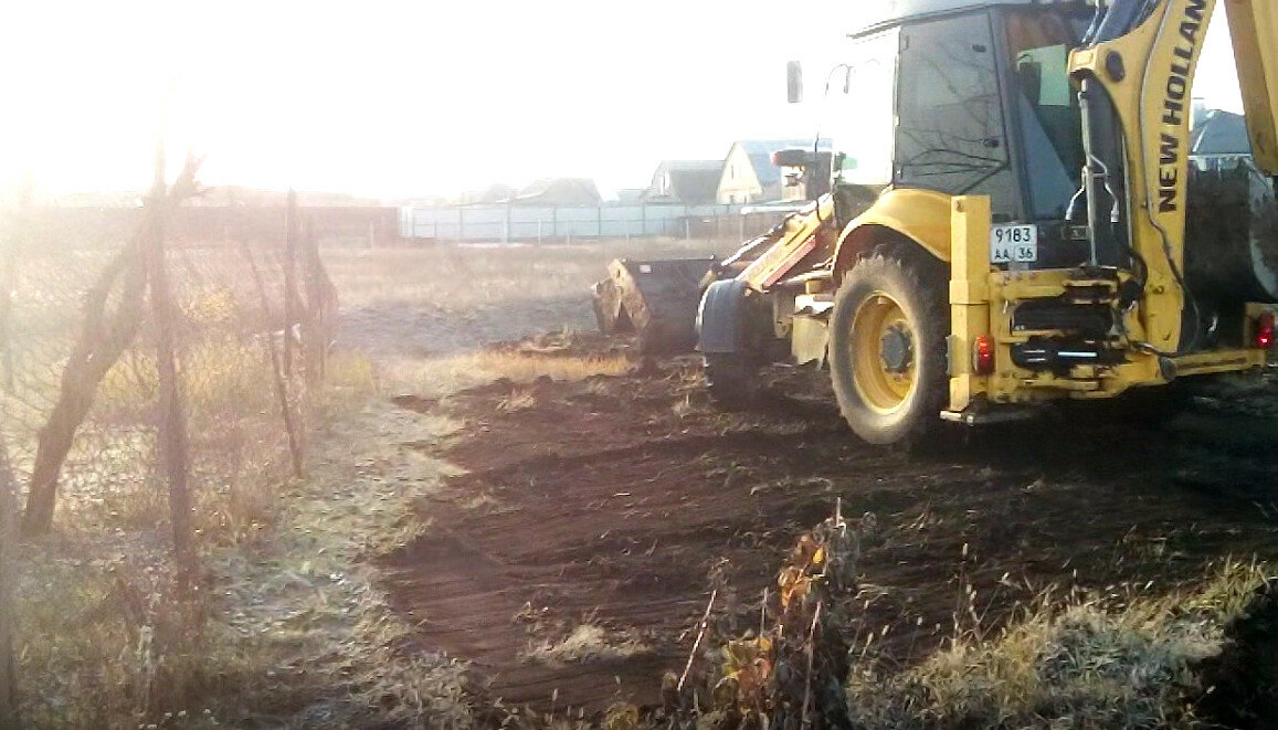 трактор jcb 4 cx, экскаватор погрузчик, трактор jcb 4cx, выравнивание участка трактором, экскаватор погрузчик runmax se325
