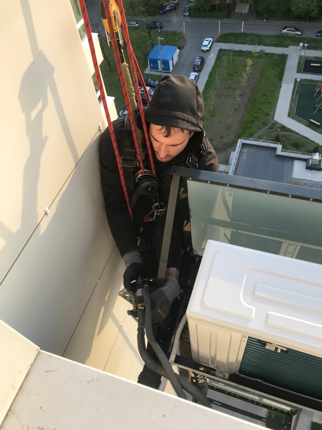 промышленный альпинизм, кондиционер, монтаж сплит систем, наружный блок кондиционера, монтаж кондиционеров