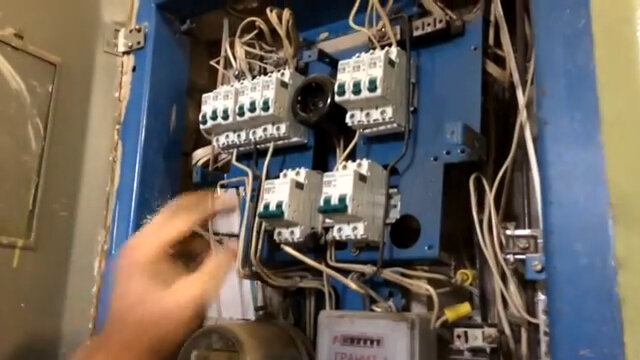 автомат в щитке, автомат в электрощитке, провода в щитке, электрический щиток в подъезде, электрощит