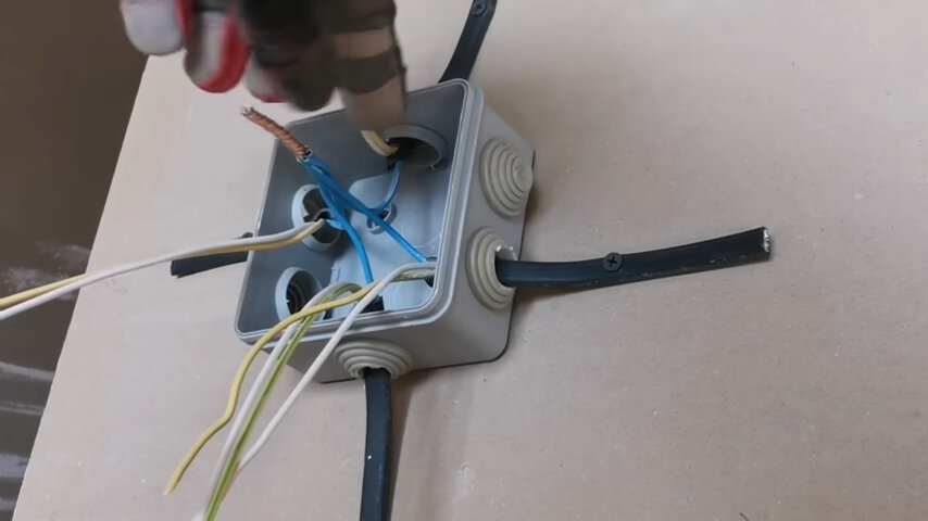 распаячная коробка с розеткой, распредкоробка для электропроводки, соединение провода, распределительная коробка для электропроводки, соединение проводов в распределительной коробке