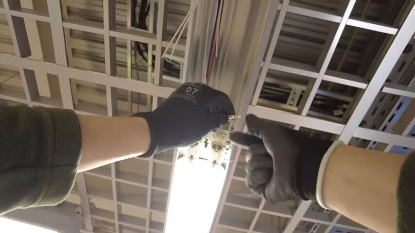 монтаж, потолок грильято монтаж, ноги, монтаж подвесного потолка, панели на потолке