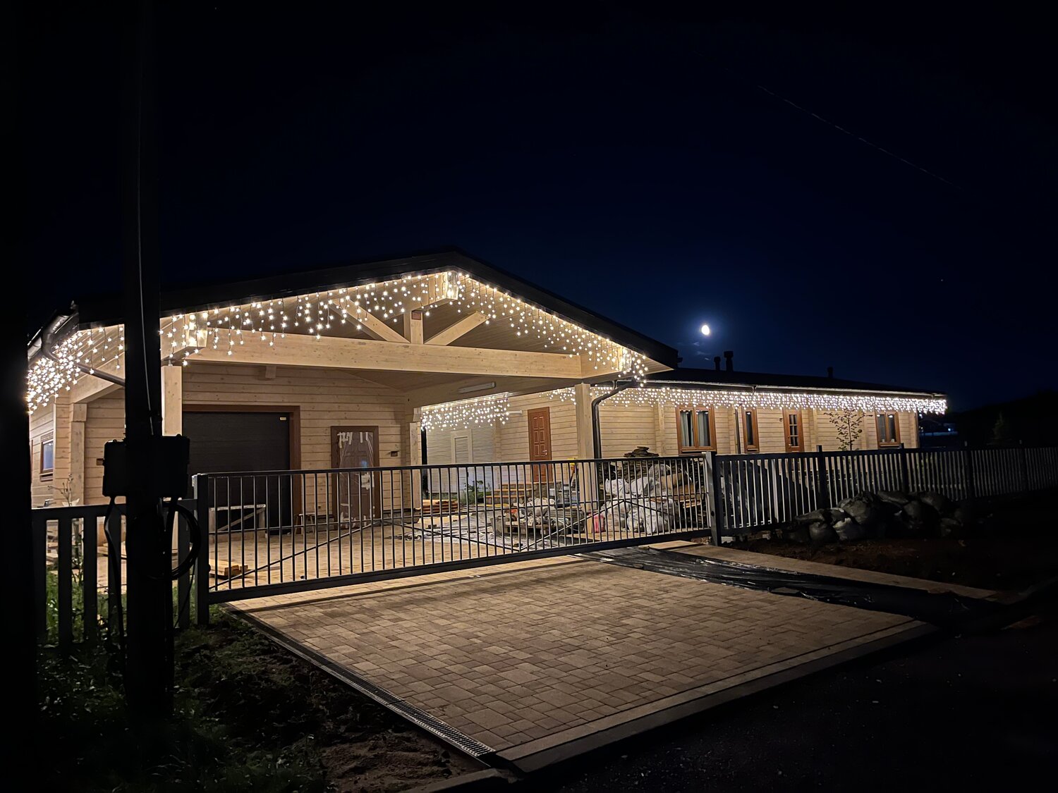 здание, фасад дом, дом гирлянд, уличная гирлянда бахрома, освещение загородного дома