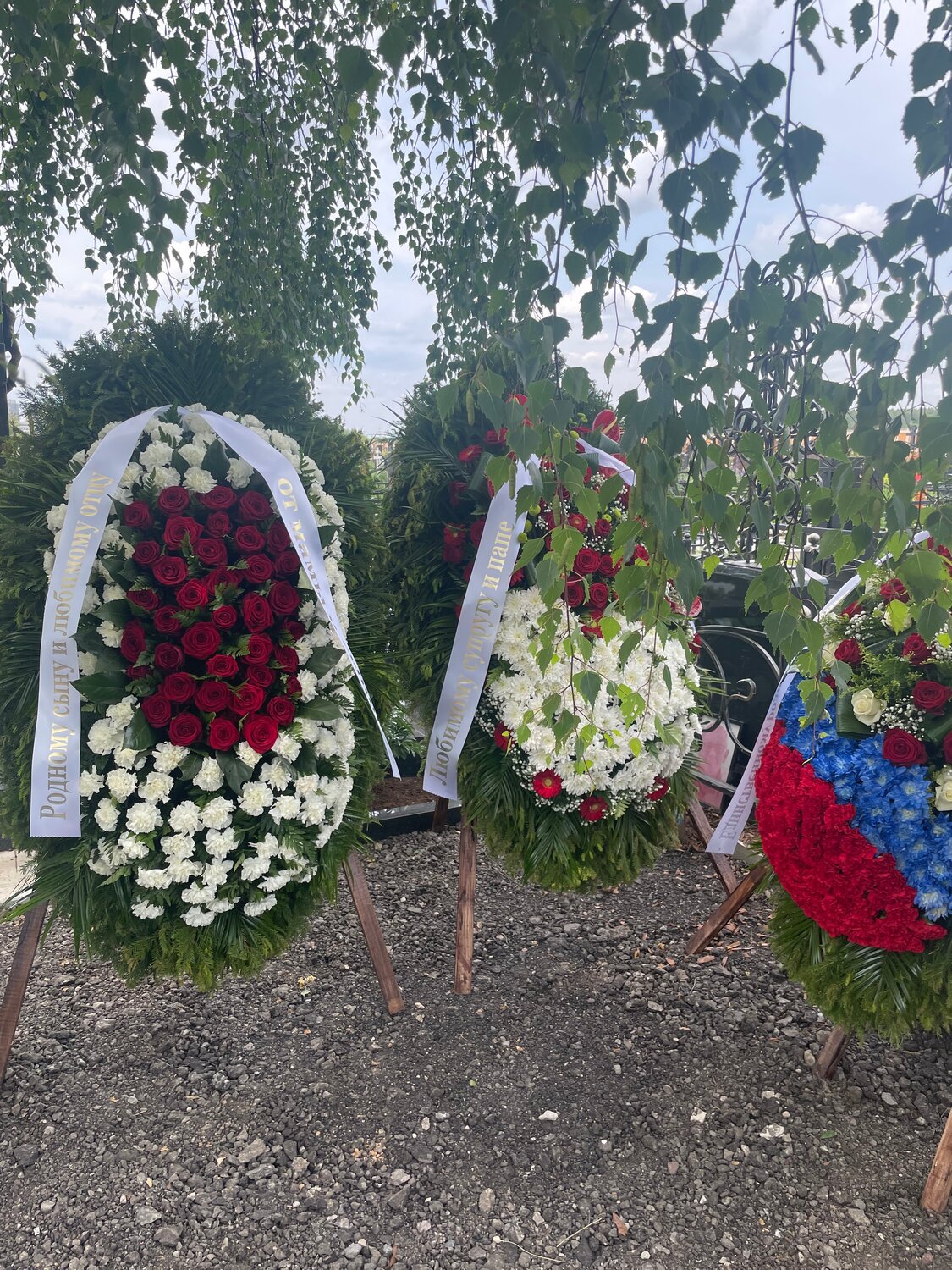 венки на похороны, могила ирины мирошниченко на троекуровском кладбище, похоронные венки, цветы на похороны, траурные венки