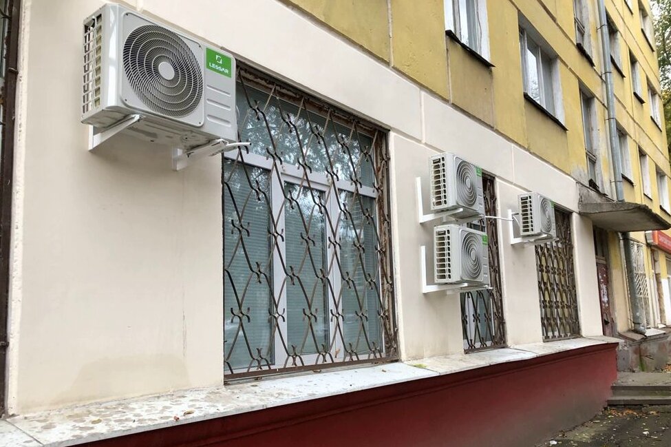 кондиционер наружный блок, кондиционер внешний блок, кондиционер установленный, кондиционер на фасаде, внешний блок кондиционера на лоджии