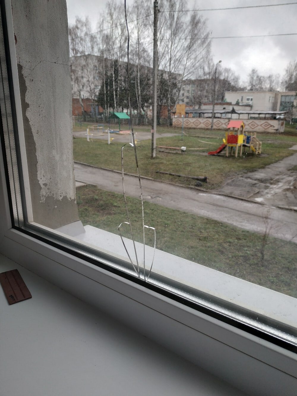 пластиковое окно, экспертиза треснувшего стеклопакета, окна, стеклопакет, решетки на окна от выпадения детей