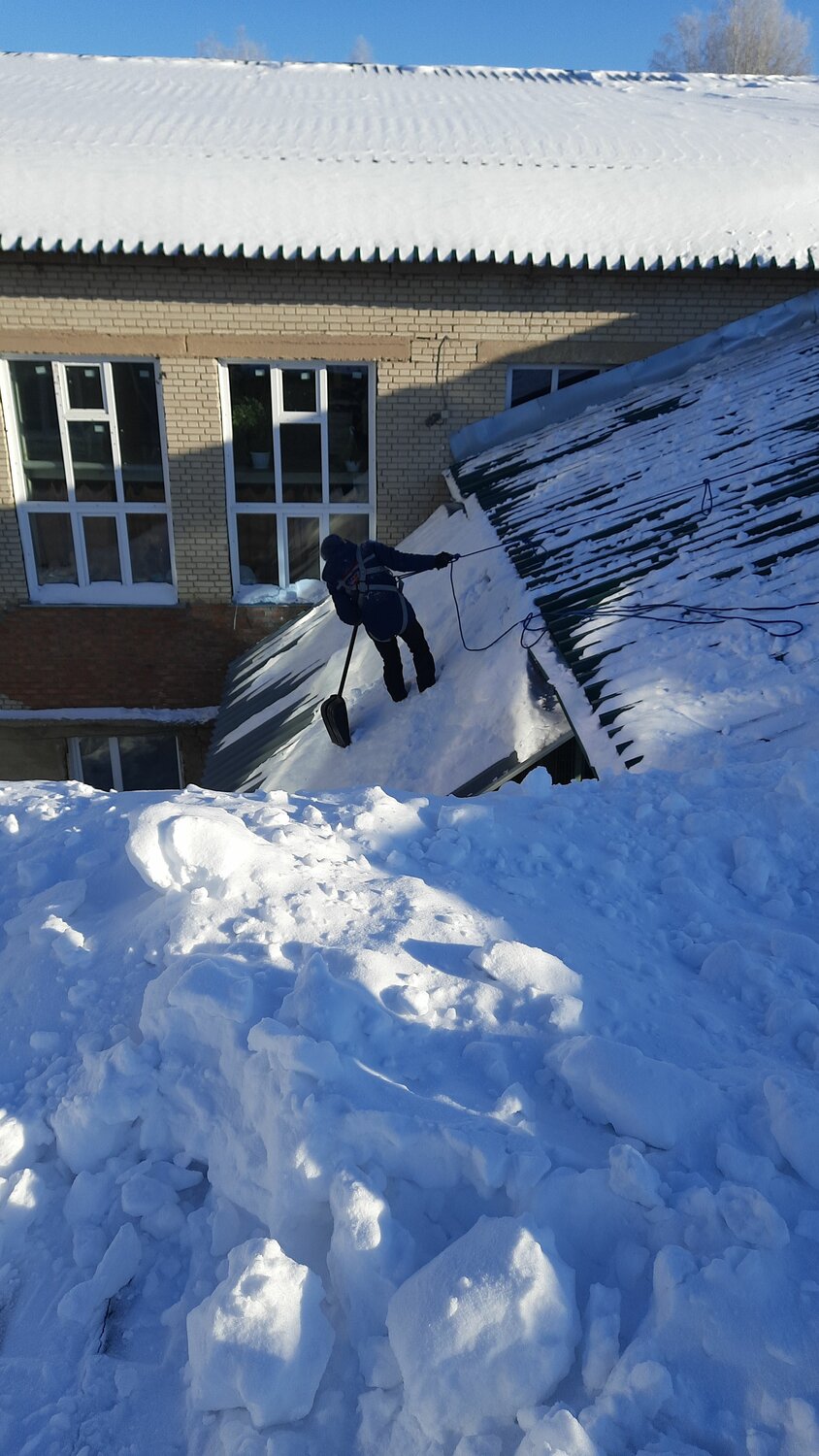 снег, снежный покров, уборка снега с крыш, сугробы до крыши, снег на крыше