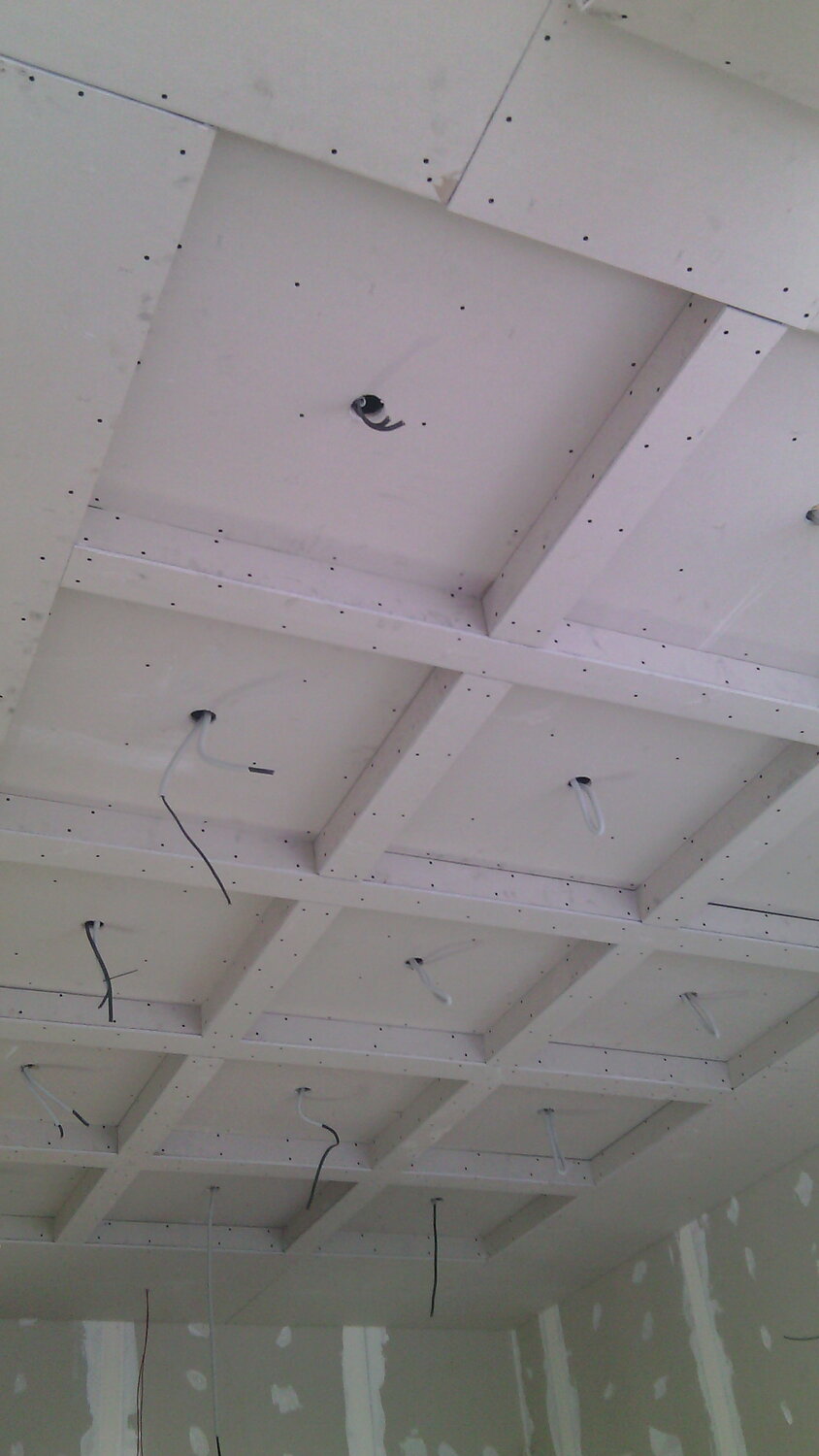 потолок из панелей гипсокартона, гипсокартон на потолке полосы, потолок гипсокартон ровный, потолок квадратиками из гипсокартона, подвесной потолок из гкл
