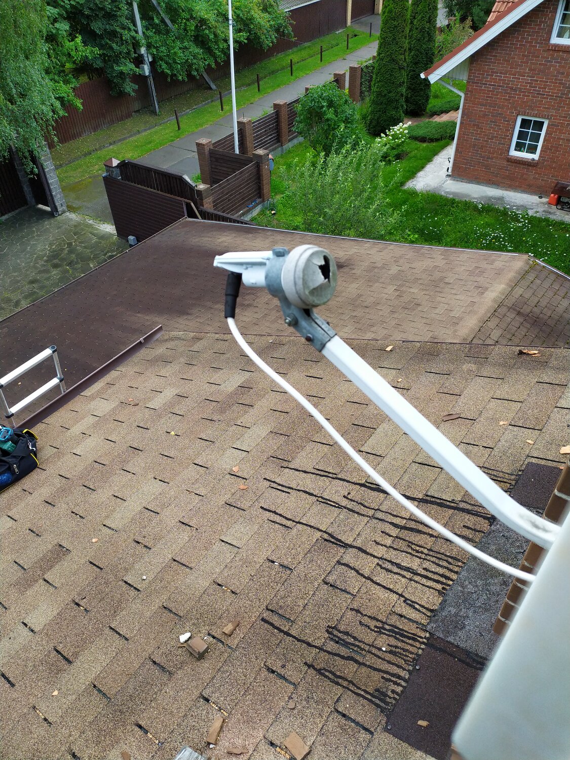 монтаж водоотвода человечки, монтаж системы водостока крыши, монтаж крепления под слив воды на кровлю, видеонаблюдение коттедж, культурный монтаж видеонаблюдение в доме