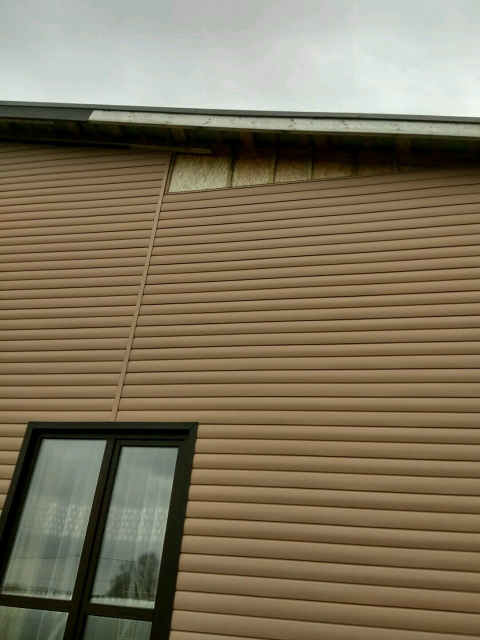 сайдинг, деформированный сайдинг, виниловый сайдинг фронтон, сайдинг сверху вниз, сайдинг корабельная доска